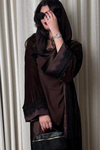 مخمل بني بدانتيل على الأكمام ومن الأمام