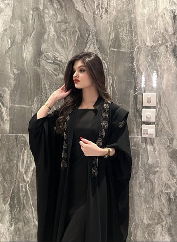 كريب ملكي بشت بتطريز يدوي من الأمام وعلى الكتف