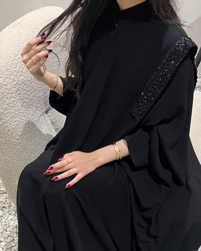 كريب ملكي بشت بتطريز يدوي على الكتف