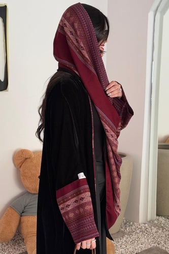 مخمل كلوش بكم كشميري وطرحه بوجهين (عفرا)