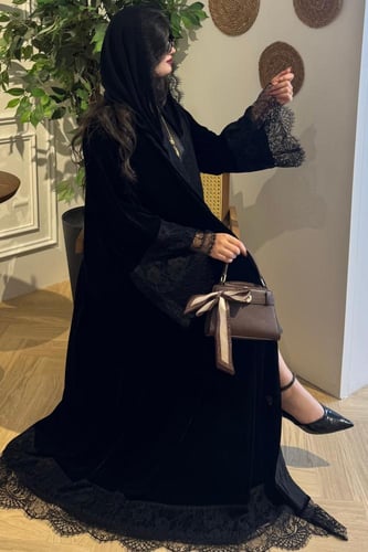 كريب أو مخمل بدانتيل على الأكمام ومن الأسفل