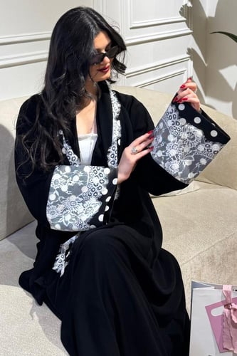 قماش منقط مع دانتيل على الأكمام