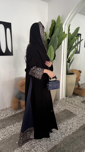 كريب ملكي بتطريز هندي على الأكمام ومن الاسفل