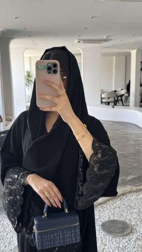 كريب ملكي كلوش وتطريز على الأكمام ومن الاسفل