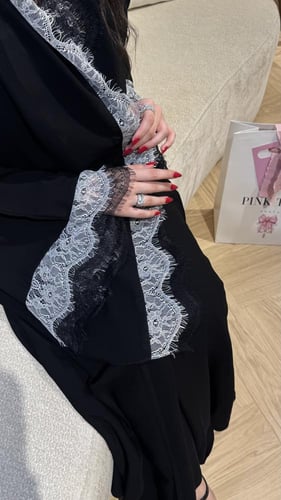 دانتيل أبيض وأسود على الأكمام