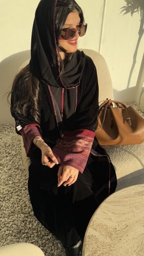 مخمل كلوش بكم كشميري وطرحه بوجهين (عفرا)