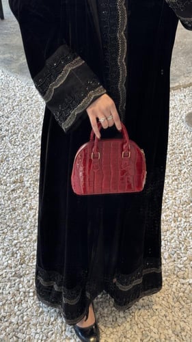 كريب ملكي أو مخمل كلوش تطريز على الأكمام والطرحه و...