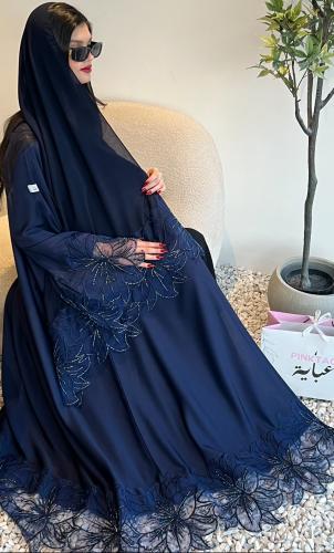 كلوش تطريز ورود على الأكمام والطرحه ومن الاسفل