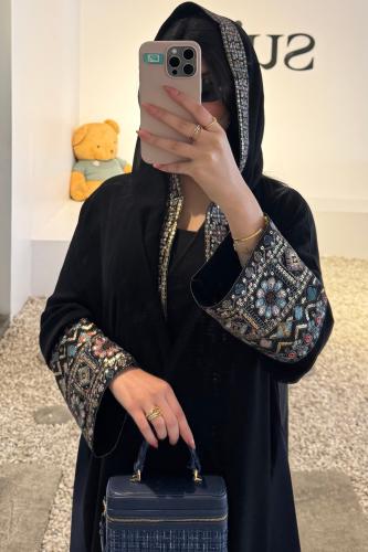 كريب ملكي بتطريز هندي على الأكمام ومن الاسفل