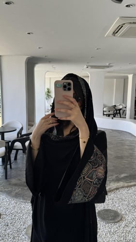 كريب ملكي تطريز هندي على الأكمام