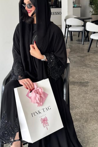 كريب ملكي كلوش تطريز على الأكمام ومن الاسفل