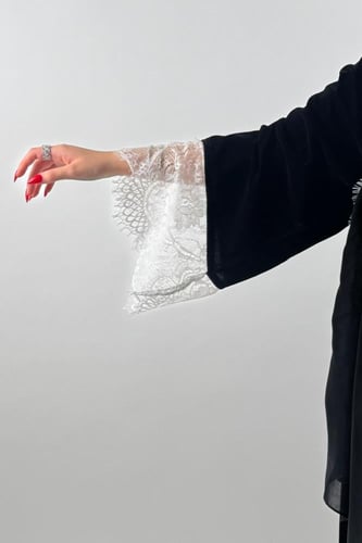 كريب أو مخمل بدانتيل أبيض