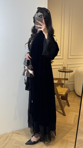 كريب أو مخمل بدانتيل على الأكمام ومن الأسفل