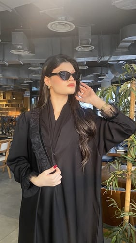 كريب دانتيل على الأكمام