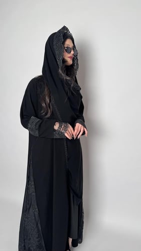 كريب ملكي دانتيل أسود بكم ضيق