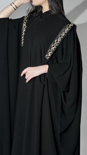 كريب ملكي بشت بتطريز يدوي ذهبي