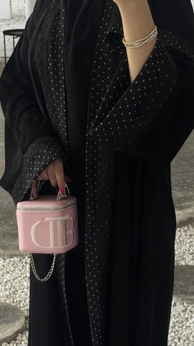 قماش منقط مع دانتيل على الأكمام ومن الأمام بالطول