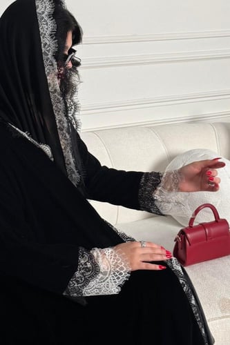 كريب أو مخمل بدانتيل على الأكمام ومن الأمام