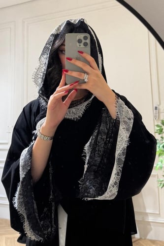 طرحه سوداء بطرف دانتيل طبقتين ابيض و أسود