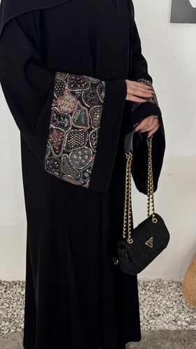 كريب ملكي تطريز هندي على الأكمام