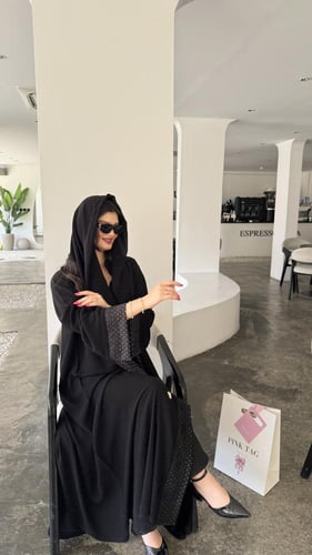 قماش منقط مع دانتيل على الأكمام ومن الأمام بالطول