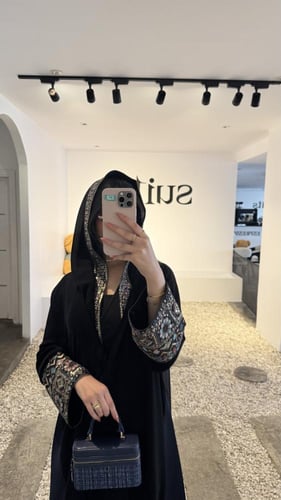 كريب ملكي بتطريز هندي على الأكمام ومن الاسفل