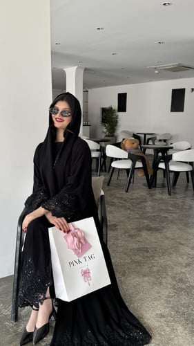 كريب ملكي كلوش تطريز على الأكمام ومن الاسفل