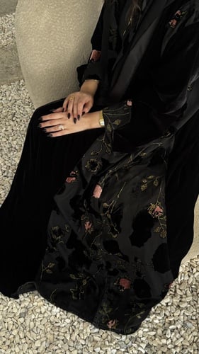 مخمل مع مخمل اسود شيفون مبطن من الجوانب و الأكمام