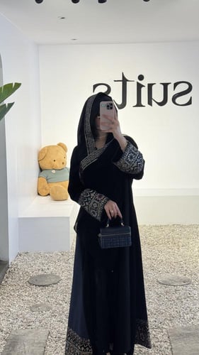 كريب ملكي بتطريز هندي على الأكمام ومن الاسفل