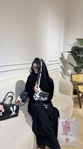 قماش منقط مع دانتيل على الأكمام