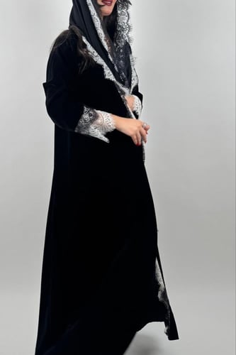 كريب أو مخمل بدانتيل على الأكمام ومن الأمام