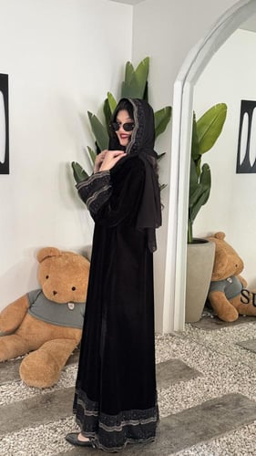 كريب ملكي أو مخمل كلوش تطريز على الأكمام والطرحه و...