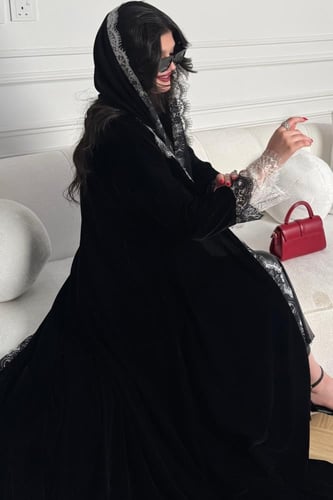 كريب أو مخمل بدانتيل على الأكمام ومن الأمام