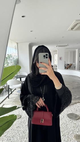 كريب ملكي كلوش تطريز على الأكمام ومن الاسفل