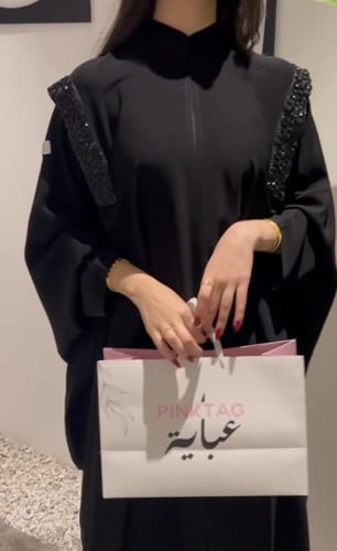 كريب ملكي بشت بتطريز يدوي على الكتف