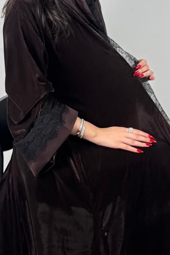 مخمل بني بدانتيل على الأكمام ومن الأمام