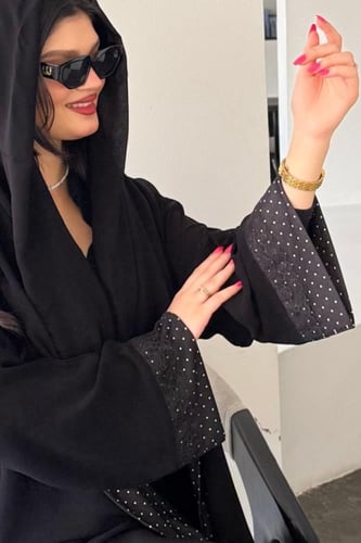 قماش منقط مع دانتيل على الأكمام ومن الأمام بالطول