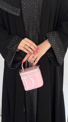 قماش منقط مع دانتيل على الأكمام ومن الأمام بالطول