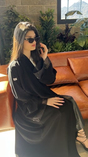 كلوش وسط وخرز ذهبي ناعم على الكم