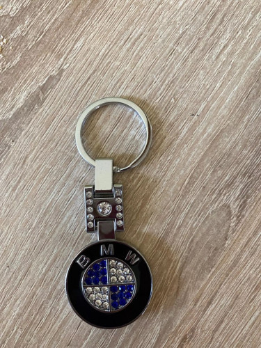 ميدالية بشعار بي ام دبليو