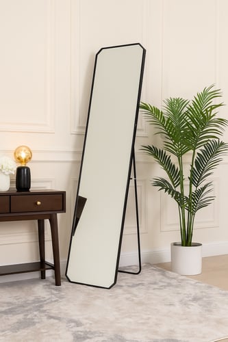 مرآة طويلة واقفة ذات تصميم عصري وبسيط: