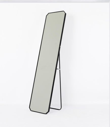 مرآة طويلة واقفة ذات تصميم عصري وبسيط: