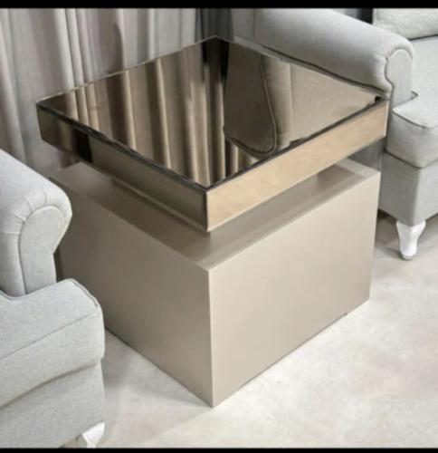 طاولة جانبية