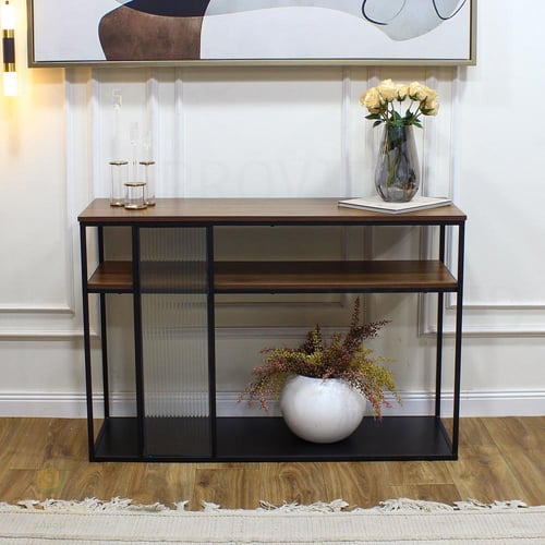 "كونسول مودرن بسطح خشبي وإطار معدني مع تفاصيل زجاج...