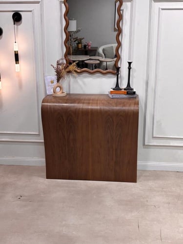 كنسول يتميز بتصميم أنيق وعصري مع لمسات كلاسيكية: