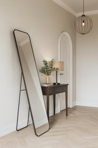 مرآة طويلة واقفة ذات تصميم عصري وبسيط: