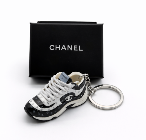 ميدالية مفاتيح شكل جزمة CHANEL