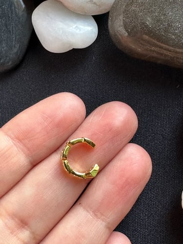 بيرسنق بدون تخريم للاذن لون ذهبي