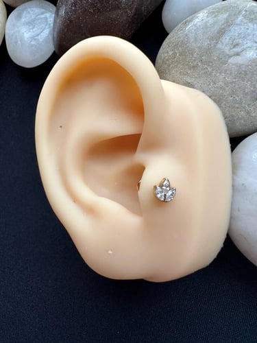 بيرسنق لون ذهبي مصنوع من التيتانيوم