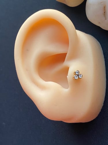 بيرسنق اذن و شفايف لون ذهبي